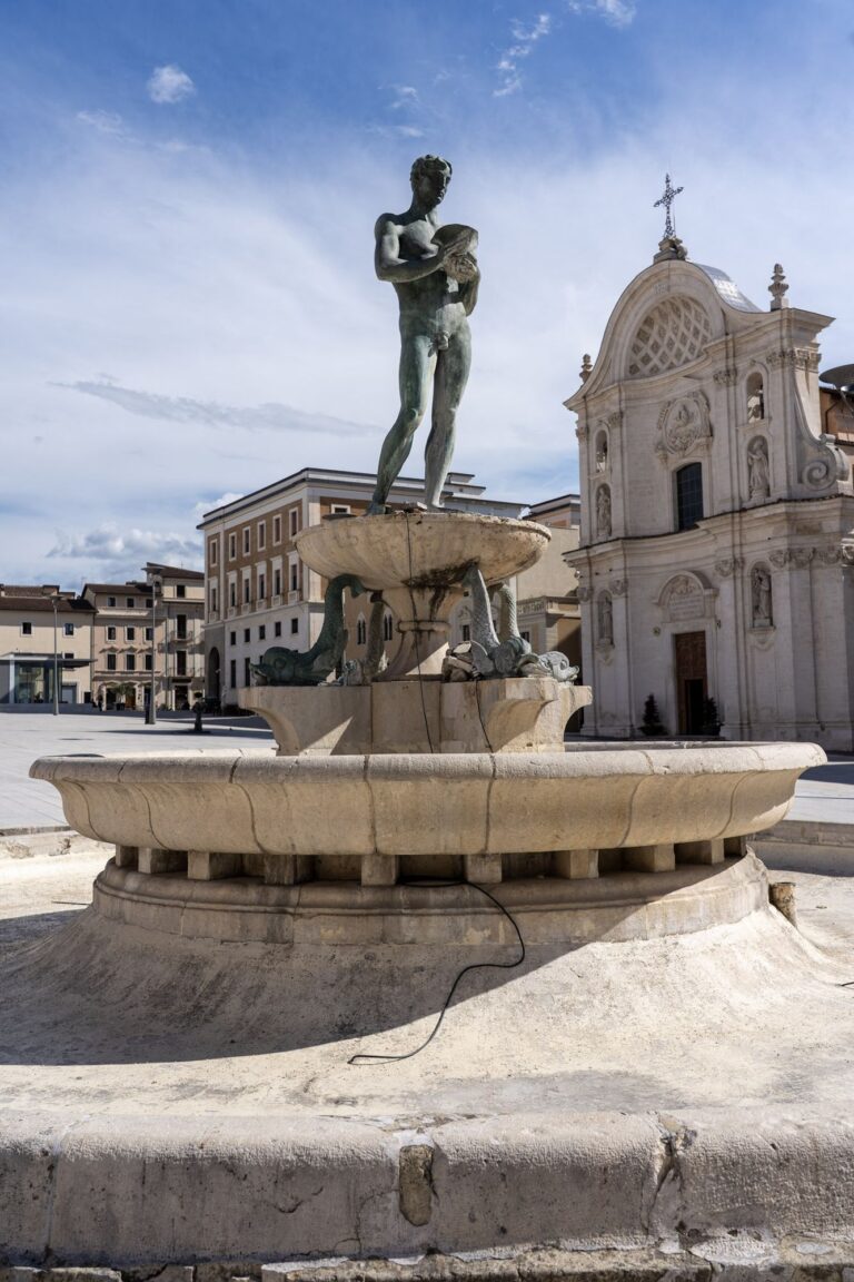 La fuente de la plaza Duomo, en el centro histórico de Aquila