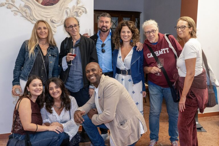 Invitados y público durante un aperitivo del festival