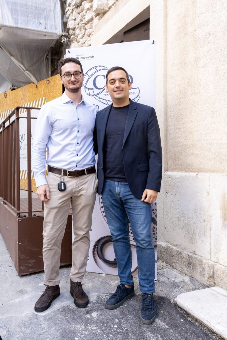 Dos invitados frente al escenario del festival