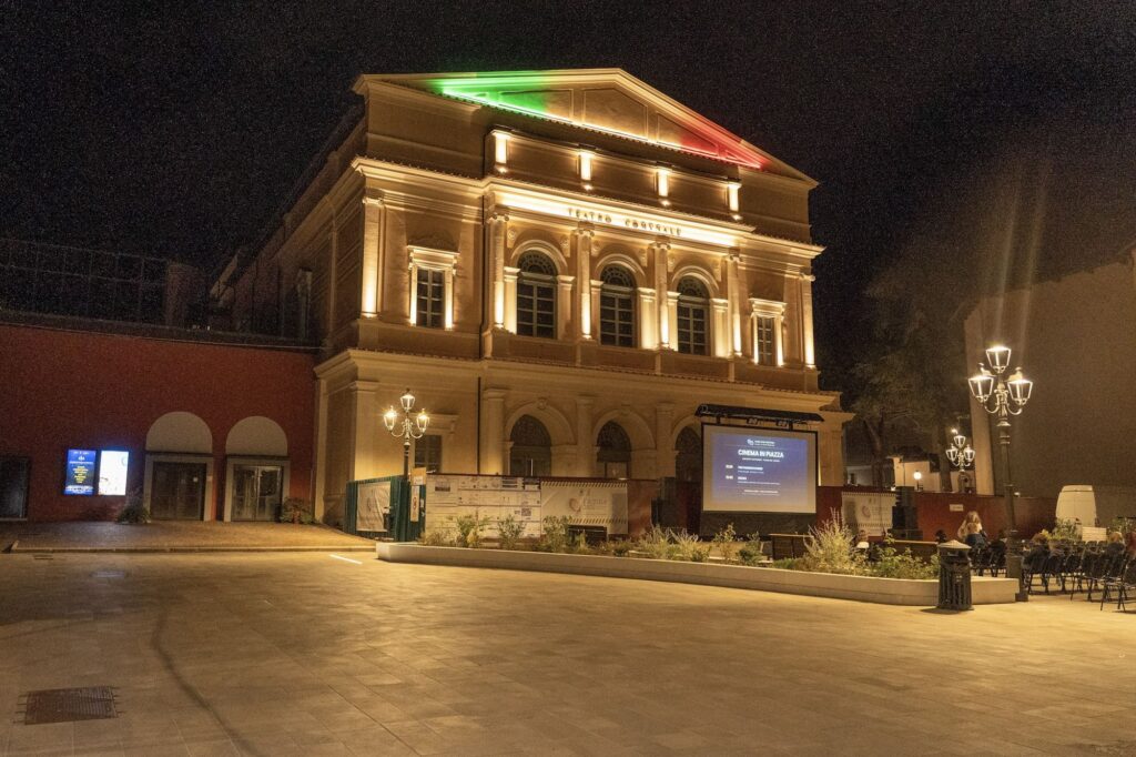 Piazza del Teatro de noche, con la pantalla de proyección al aire libre del CIAQ 2026