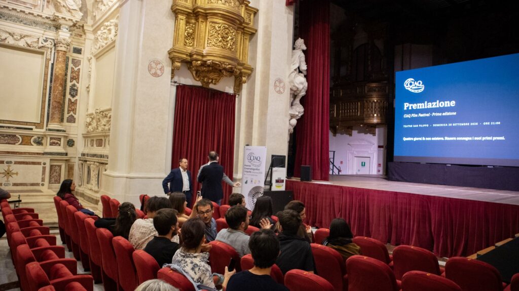 El público en la sala del Teatro San Filippo antes de la entrega de premios